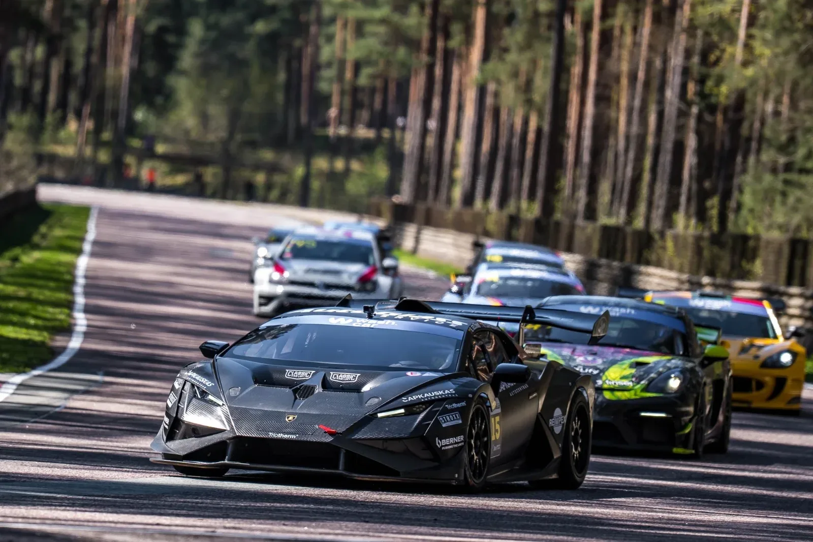 Savaitgalį Bikerniekuose – lietuvių desantas: nuo „BMW“ taurės favoritų iki „Lamborghini“ dvikovų